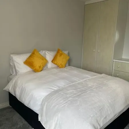 Ferienhaus 5-bedroom City Centre Townhouse On The Long Walk