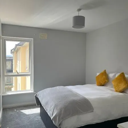 Ferienhaus 5-bedroom City Centre Townhouse On The Long Walk