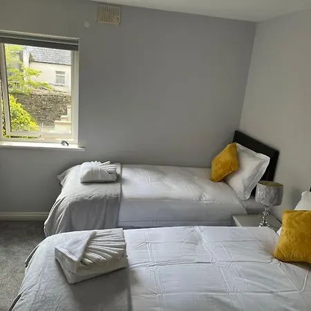 5-bedroom City Centre Townhouse On The Long Walk Holiday home